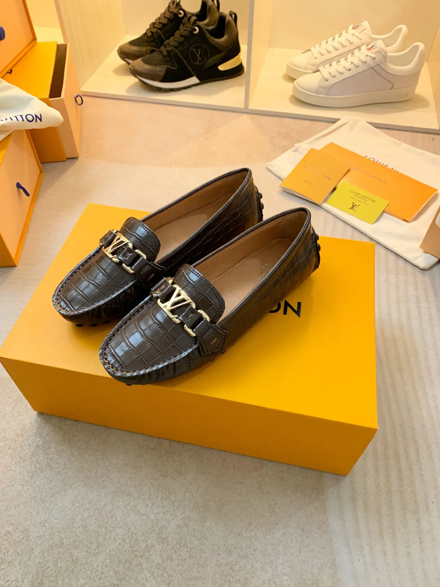 p460💰Couple model❤️🇫🇷 𝙇𝙤𝙪𝙞𝙨 𝙑𝙪𝙞𝙩𝙩𝙤𝙣 🇫🇷Louis Vuitton 2023 Classic𝓛𝓿 𝓣𝓻𝓪𝓲𝓷𝓮𝓻 Sports Series ➪➪➪¯ [Arizona Doudou Shoes Series] ▪️▪️▪️Arizona slip-on shoes are made of Monogram Eclipse canvas. Its hand-painted and dyed edges and hand-sewn uppers fully demonstrate Louis Vuitton's traditional shoemaking craftsmanship. This slip-on shoe is very lightweight. The integrated tongue and upper make it particularly comfortable and flexible. The soft outsole is equipped with rubber padding. Decorated with matching sash. Detailed features: ☑️Monogram Eclipse canvas ☑️Black Eclipse pattern ☑️Hand-painted shoe edges ☑️Hand-sewn uppers (each pair takes time to process) ☑️Integrated tongue and upper construction ☑️Outsole equipped with rubber lining ☑️size: 35_46